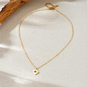 Chaîne minimaliste en acier inoxydable doré avec pendentif géométrique carré évidé