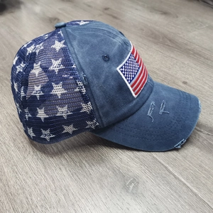 Detailansicht der bestickten US-Flagge und weißen Sterne auf der Mesh-Trucker-Mütze