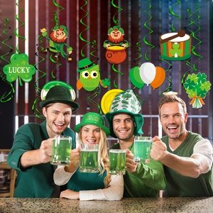 Ambiance de fête de la Saint-Patrick avec spirales de trèfles et décorations festives