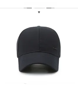 Détail d'une casquette foncée montrant le tissu en coton et l'emblème métallique 'FASHION'