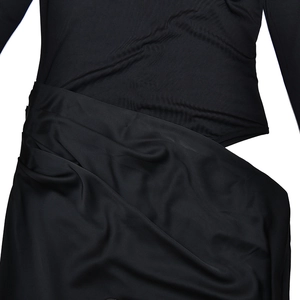 Vue détaillée du tissu noir de la robe avec des plis élégants et une texture de haute qualité