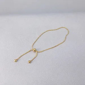 Dettaglio del bracciale a catena serpente regolabile in oro 18K con chiusura a scorrimento