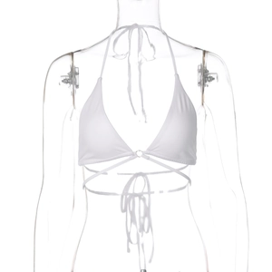 Détail d'un haut de bikini blanc à nouer autour de la taille sur un mannequin