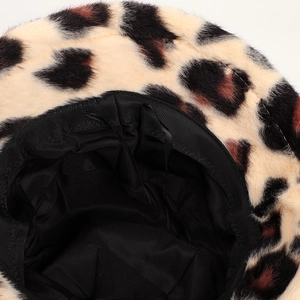Dettaglio cappello alla pescatora leopardato con fodera interna e coulisse regolabile