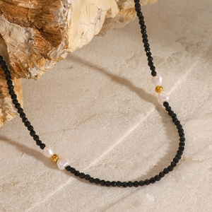 Collier chic en acier inoxydable avec perles noires facettées et perles blanches sur roche