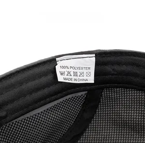 Dettaglio dell'etichetta 100% poliestere all'interno del cappello traspirante ad asciugatura rapida
