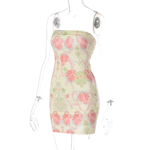 Détail de l'imprimé floral sur une mini-robe bustier moulante de couleur jaune clair