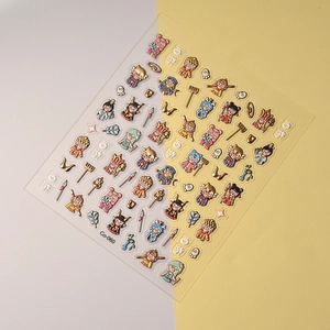 Détails macro de stickers ongles 3D du Nouvel An chinois avec bords dorés en relief