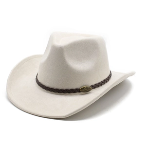 Detail eines cremefarbenen Cowboyhuts mit Lederband und bronzener Bullen-Applikation