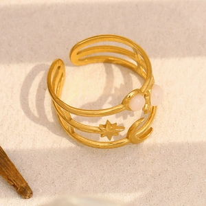 Dettaglio dell'anello aperto luna e stella placcato oro 18K con pietre rosa occhio di gatto