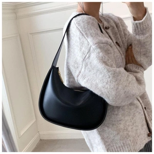 Détail du sac de selle noir en cuir lisse avec une fermeture éclair dorée élégante