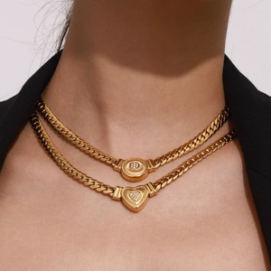 Collana a doppio strato in acciaio inossidabile dorato con ciondoli a cuore e zircone