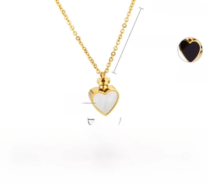 Vue détaillée du collier coeur en acier doré avec côtés en nacre et acrylique noir