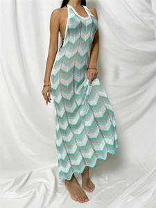 Details des Zickzack-Strickmusters am böhmischen Neckholder-Strandkleid mit Rückenausschnitt