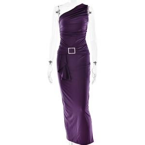 Detailansicht des lila One-Shoulder-Maxikleides mit Taillenraffung und quadratischer Schnalle