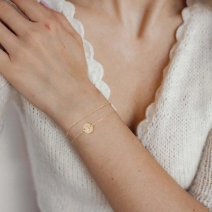 Bracelet double chaîne élégant plaqué or avec pendentif rond lettre A pour femmes chic