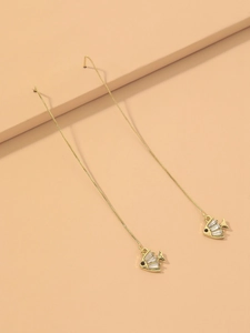 Détail des boucles d'oreilles longues poisson en or avec oxydes de zirconium brillants
