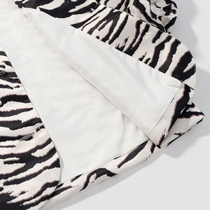 Detailaufnahme von Zebra-Print-Stoff und glattem weißen Innenfutter mit sauberer Naht