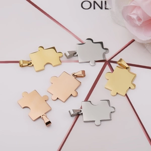 Pendentifs puzzle polis en or, argent et or rose avec accents floraux romantiques