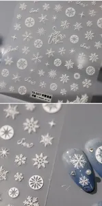 Makroaufnahme von 5D-geprägten weißen Schneeflocken-Nagelaufklebern für Winter-Nails