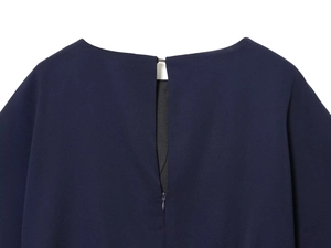 Détail de la fermeture éclair invisible et du crochet sur la robe midi bleu marine