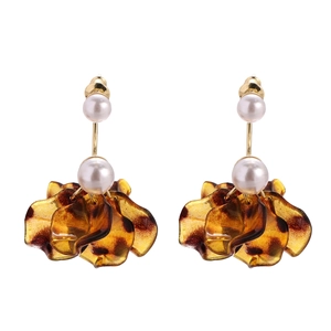 Elegant gold earrings with pearls and amber acrylic petals for a vintage floral look