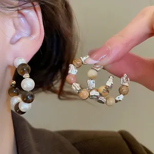 Boucles d'oreilles créoles bohèmes avec œil de tigre, perles et détails argentés