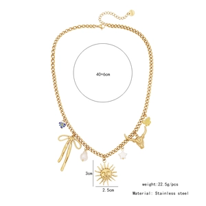 Détail d'un collier en acier inoxydable doré avec breloques soleil et dimensions