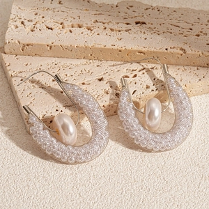 U-shaped mesh earrings with shimmering beads and a pearl drop in a minimalist style