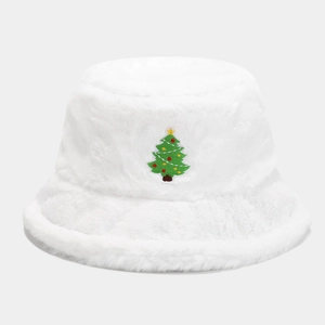 Vista dettagliata del cappello alla pescatora in peluche bianco con ricamo di Natale