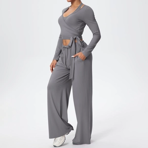 Détail de l'ensemble de yoga gris foncé avec haut cache-cœur et pantalon taille haute