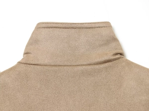 Détail du col montant de la veste en daim kaki avec une texture douce et des coutures précises