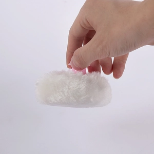 Houppette douce blanche avec poignée rose pour soin bébé et brossage de cou coiffeur