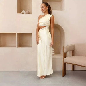 Détails de la robe en soie jaune clair avec épaule dénudée et empiècements en dentelle