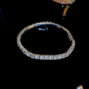 Détail macro d'un bracelet de tennis extensible argenté avec sertissage de zircons