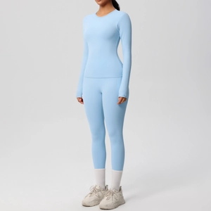 Détail de l'ensemble de yoga bleu clair deux pièces avec haut à manches longues et legging