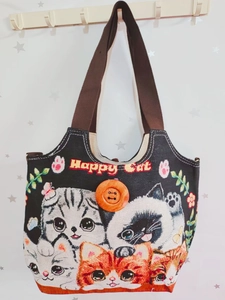 Ethno-Canvas-Tasche mit Happy-Cat-Stickerei und einem großen runden Holzknopfverschluss