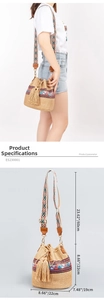 Détail du sac seau en paille tissée avec bandoulière bohème et fermeture à glands