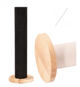 Détail de supports à bijoux en velours noir et lin beige avec socles ronds en bois