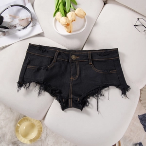 Piatto di pantaloncini in denim nero con bordi sfrangiati e accessori alla moda