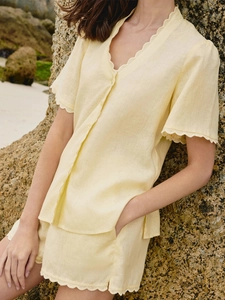 Ensemble haut col V et short en lin jaune pâle avec bords festonnés sur la plage