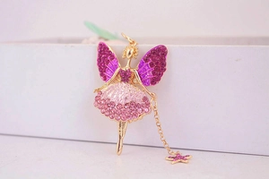 Nahaufnahme des goldenen Feenanhängers mit rosa Strasssteinen und Sternanhänger