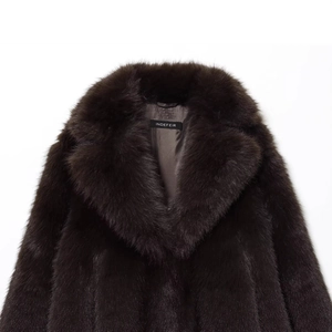 Manteau court en fausse fourrure marron foncé avec col à revers et texture soyeuse