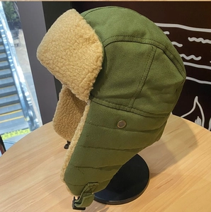 Dettaglio del cappello da aviatore con esterno verde e calda fodera in lana sintetica