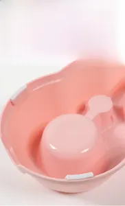 Détail d'une gamelle rose pour animaux avec patins antidérapants gris pour la stabilité