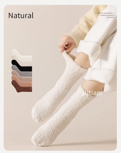 Vue détaillée de chaussettes en polaire corail aux tons terre pour chaleur hivernale