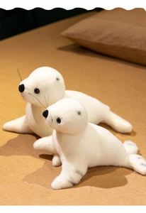 Détails de peluches otaries blanches avec texture de fourrure douce et motifs tachetés