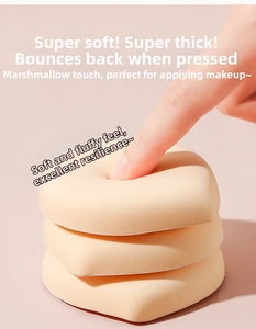 Vue macro de trois éponges de maquillage en forme de cœur avec une texture douce et élastique