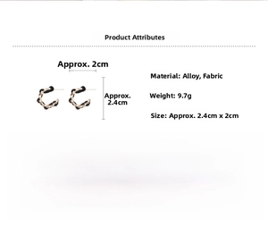 Vue détaillée des boucles d'oreilles en C avec chaîne dorée et tissage en tissu noir