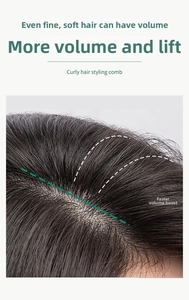 Vista macro di una spazzola per capelli ricci che crea volume su capelli fini